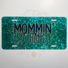 Load image into Gallery viewer, Mommin’ [So Hard] Fake Glitter Decorative Car Plate
